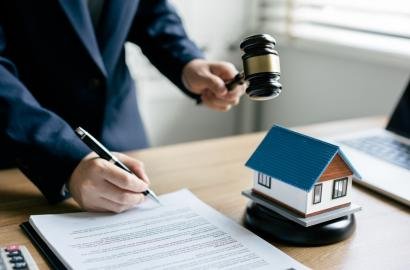 Por que os imóveis vão a leilão? Veja todos os motivos e como se proteger