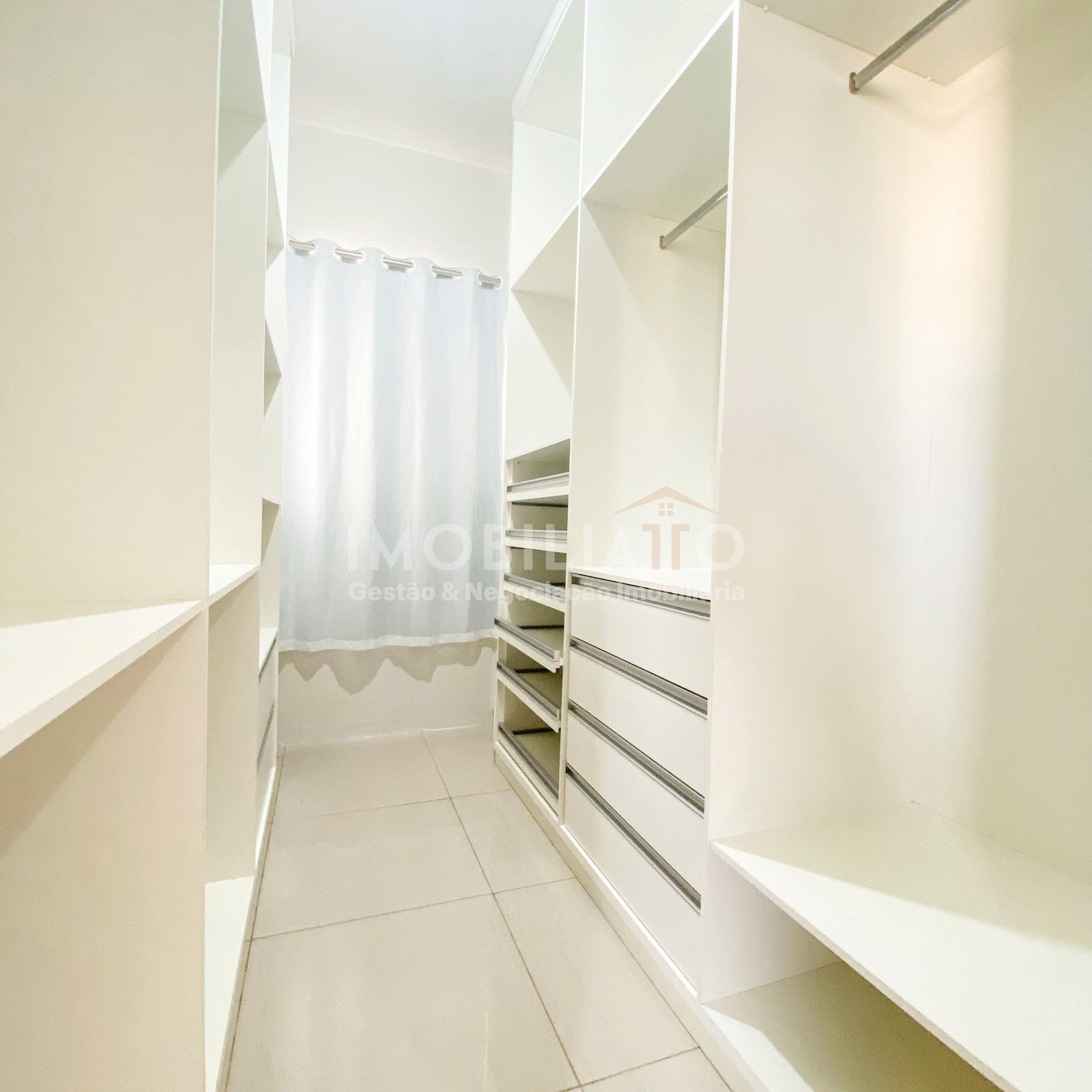 Apartamento Mobiliado para Alugar no Bairro Araés com IPTU e Condomínio INCLUSO
