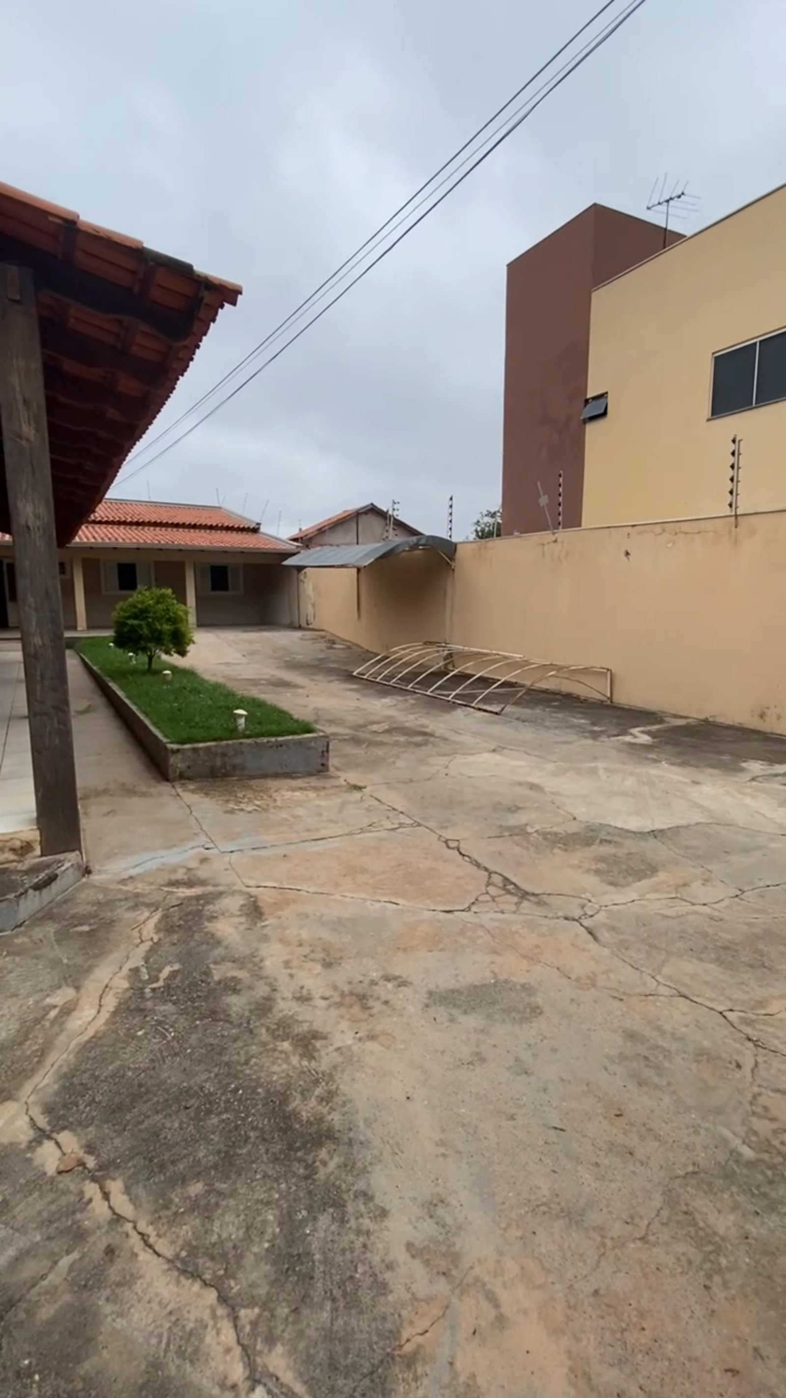 Casa à Venda no Santa Cruz II em Cuiabá – 2 Quartos (1 Suíte), Área Gourmet e 2 Edículas