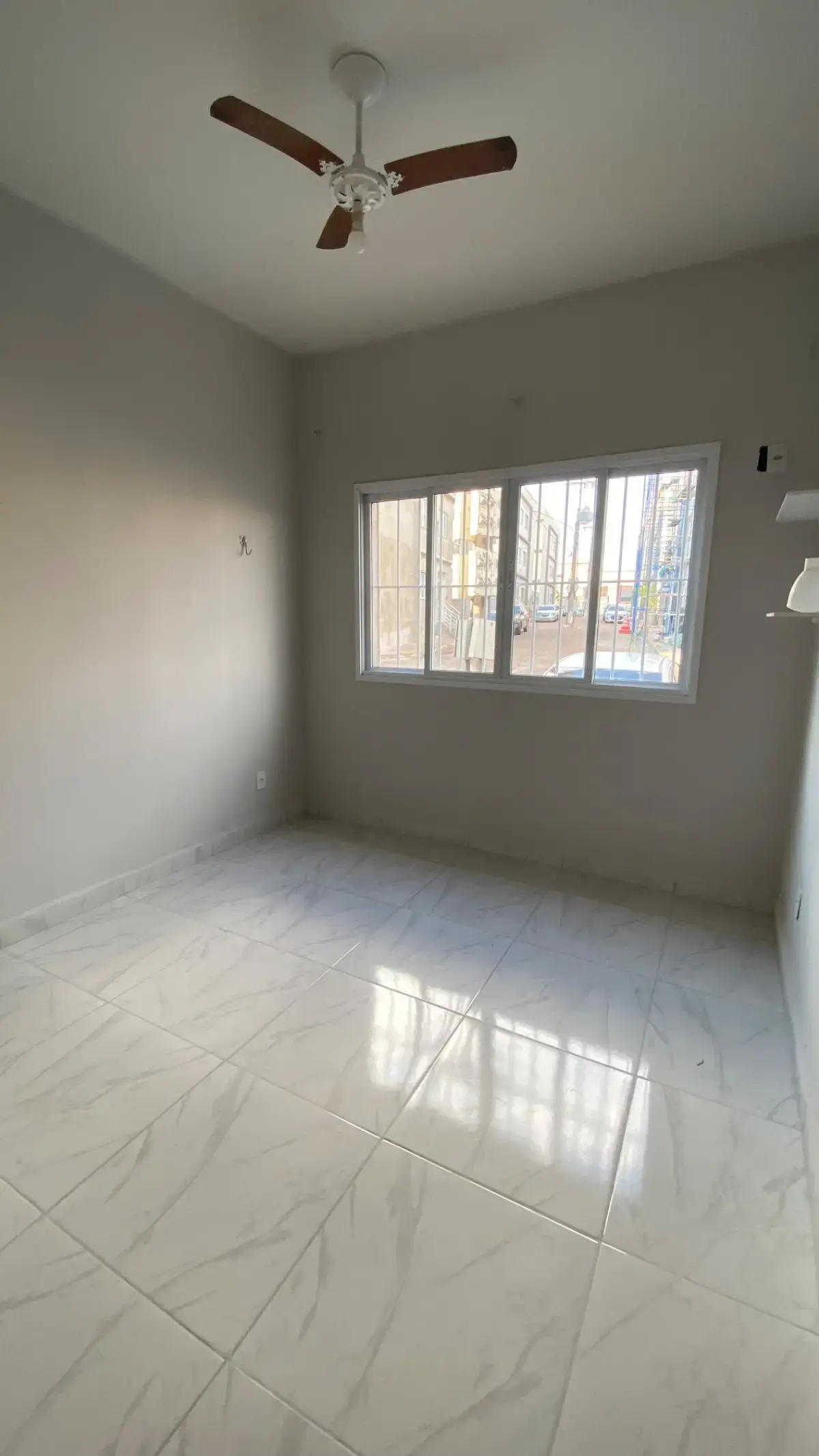 Apartamento térreo para locação no Centro Sul em Cuiabá – 2 quartos grandes e 1 vaga