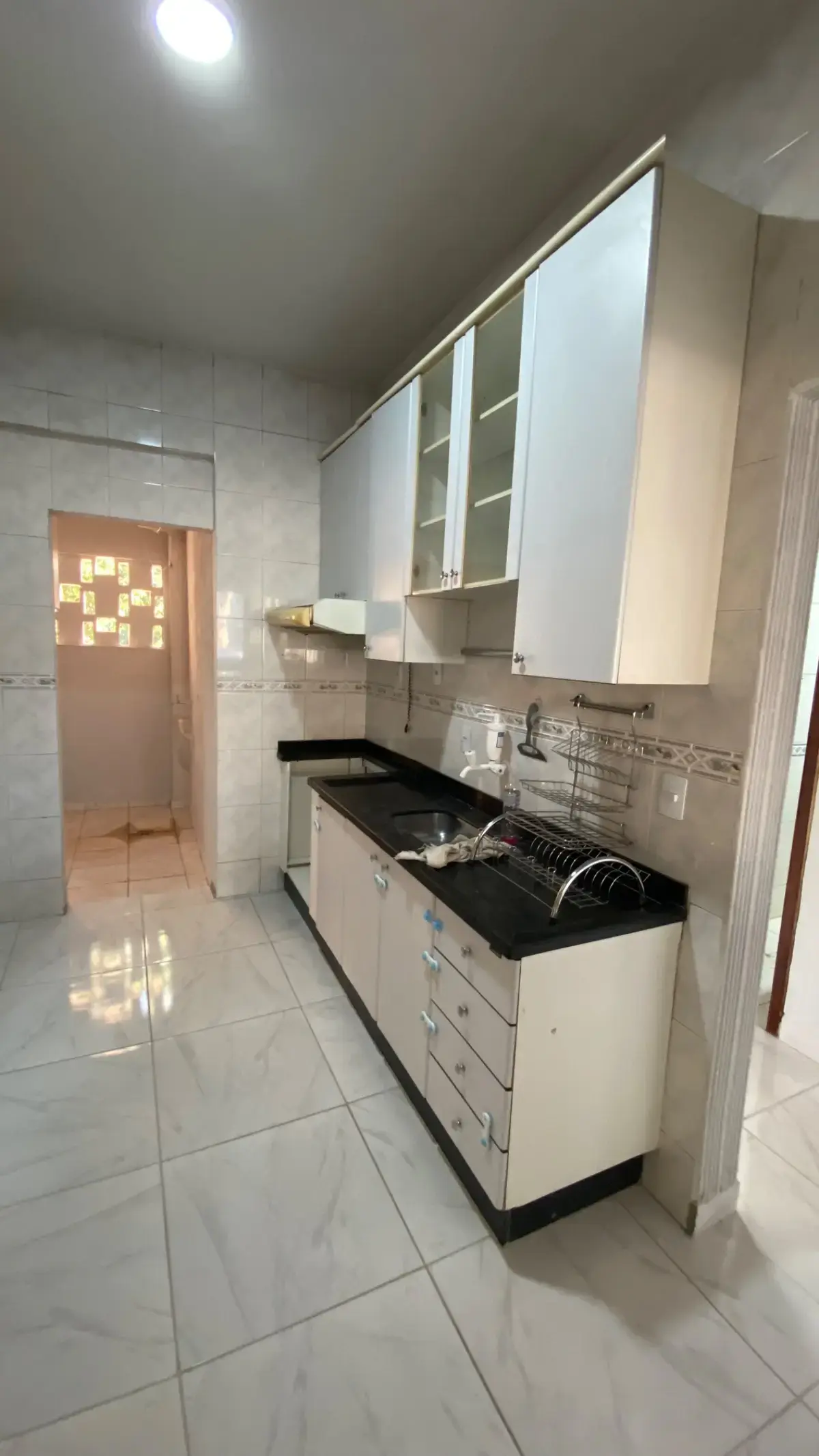 Apartamento térreo para locação no Centro Sul em Cuiabá – 2 quartos grandes e 1 vaga