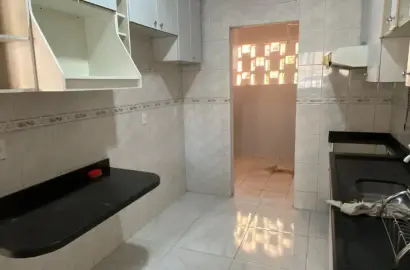 Apartamento térreo para locação no Centro Sul em Cuiabá – 2 quartos grandes e 1 vaga