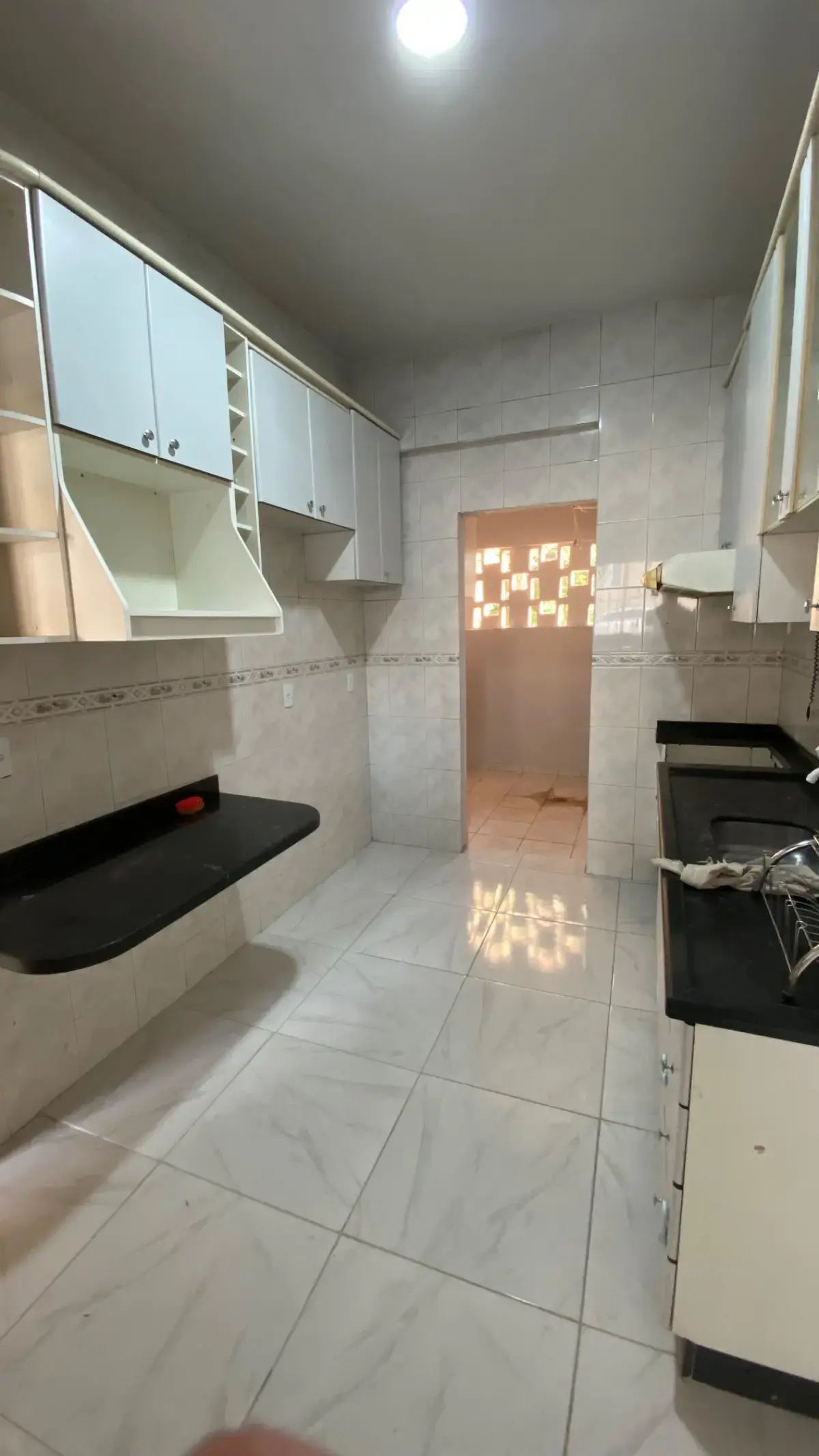 Apartamento térreo para locação no Centro Sul em Cuiabá – 2 quartos grandes e 1 vaga