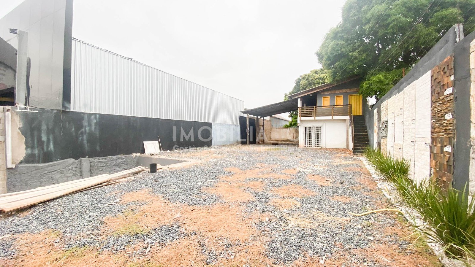Aluga-se Ponto Comercial na Miguel Sútil em Ótima Localização
