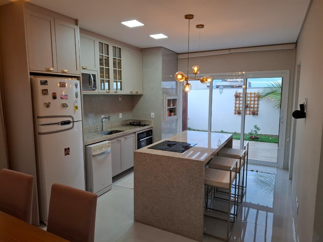 Casa de alto padrão à venda no Condomínio Primor das Torres em Cuiabá – 3 quartos, porteira fechada e energia solar