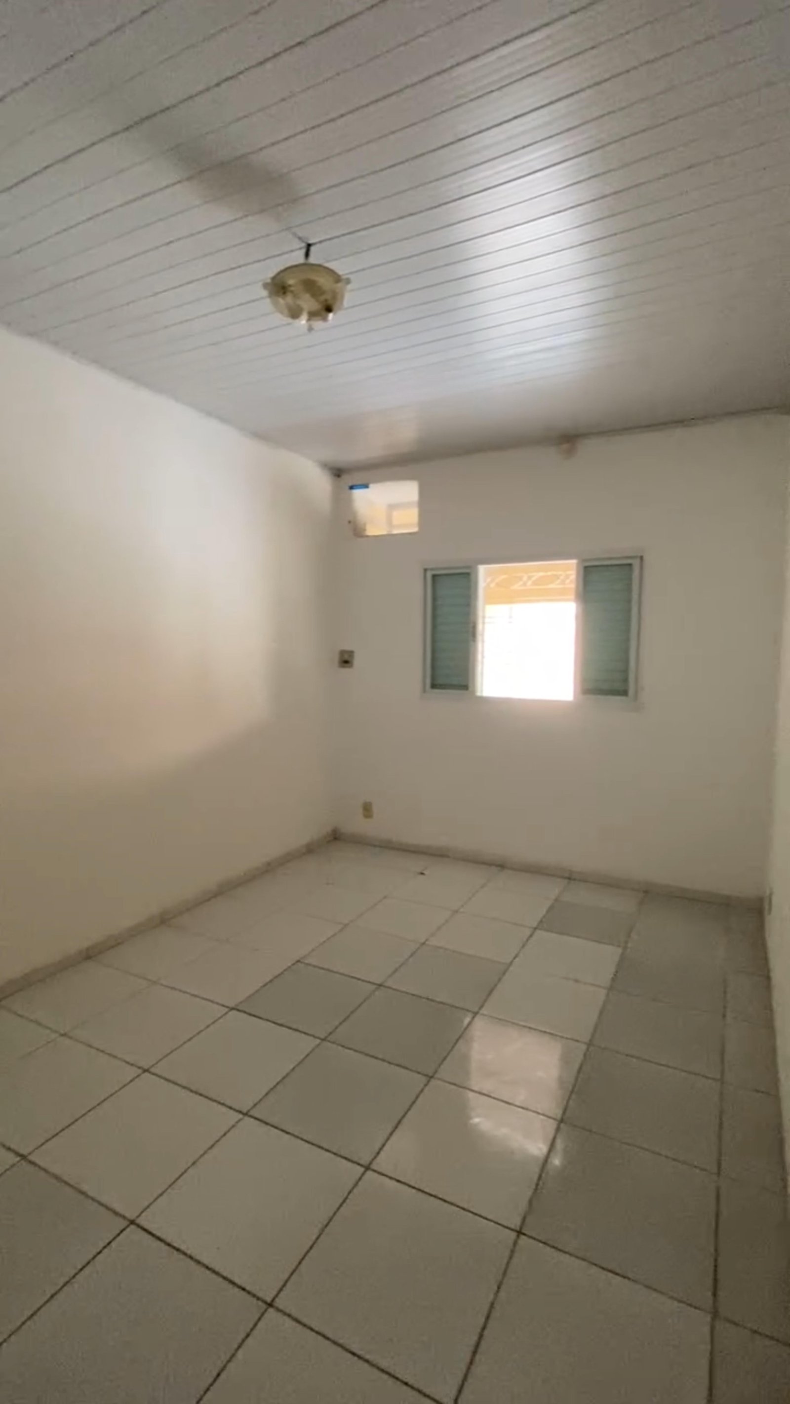 Casa à Venda no Santa Cruz II em Cuiabá – 2 Quartos (1 Suíte), Área Gourmet e 2 Edículas